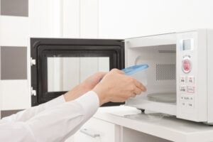 電子レンジで温めている様子