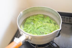 野菜を茹でる様子